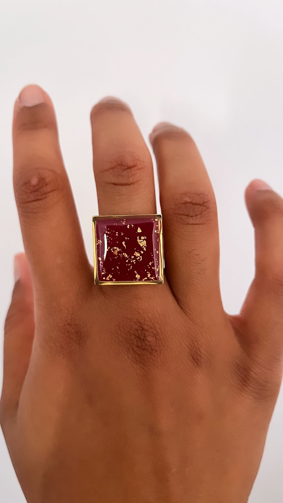 Bague carrée bordeaux feuille d’or