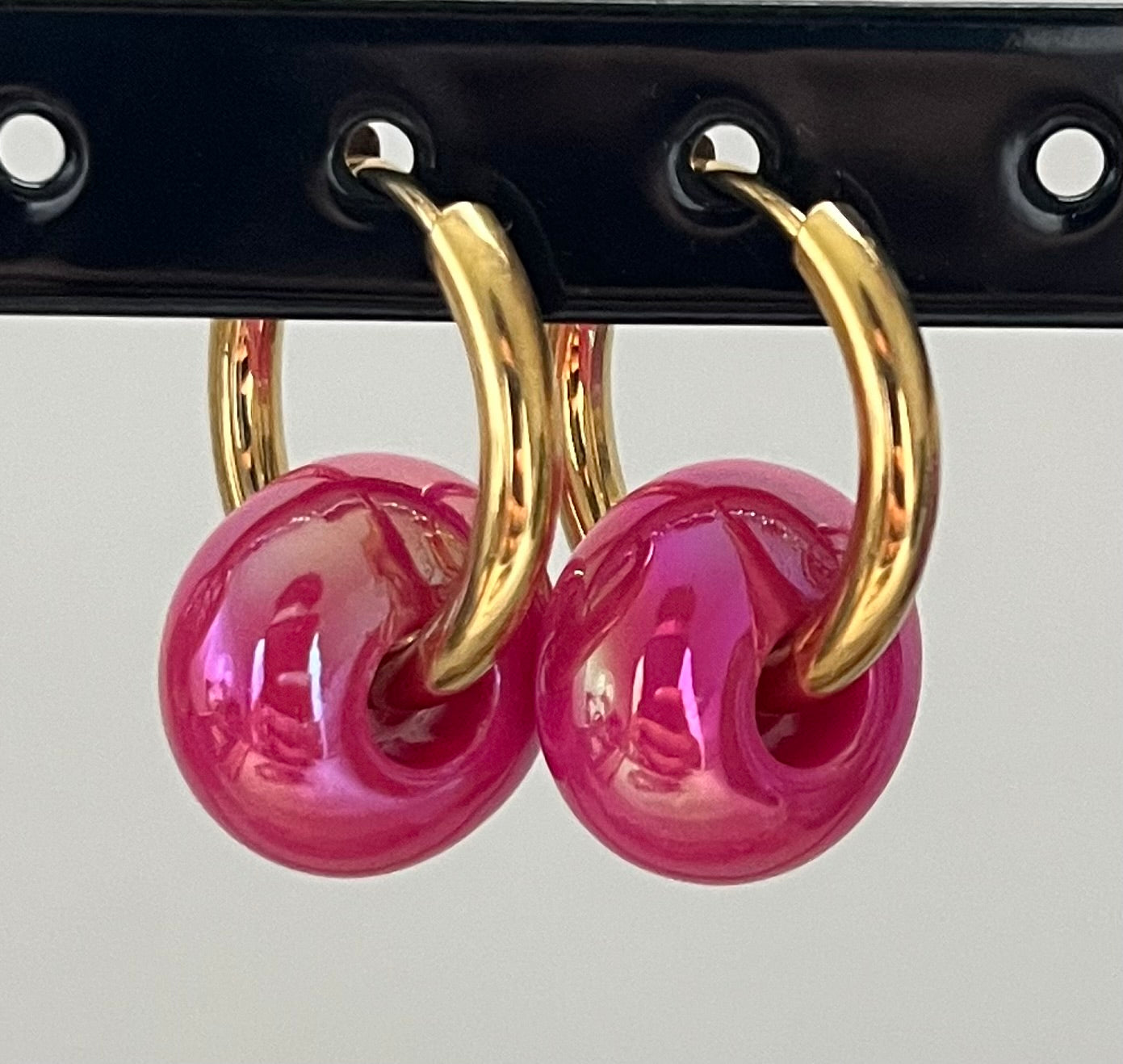 Boucles perles fuschia chromées