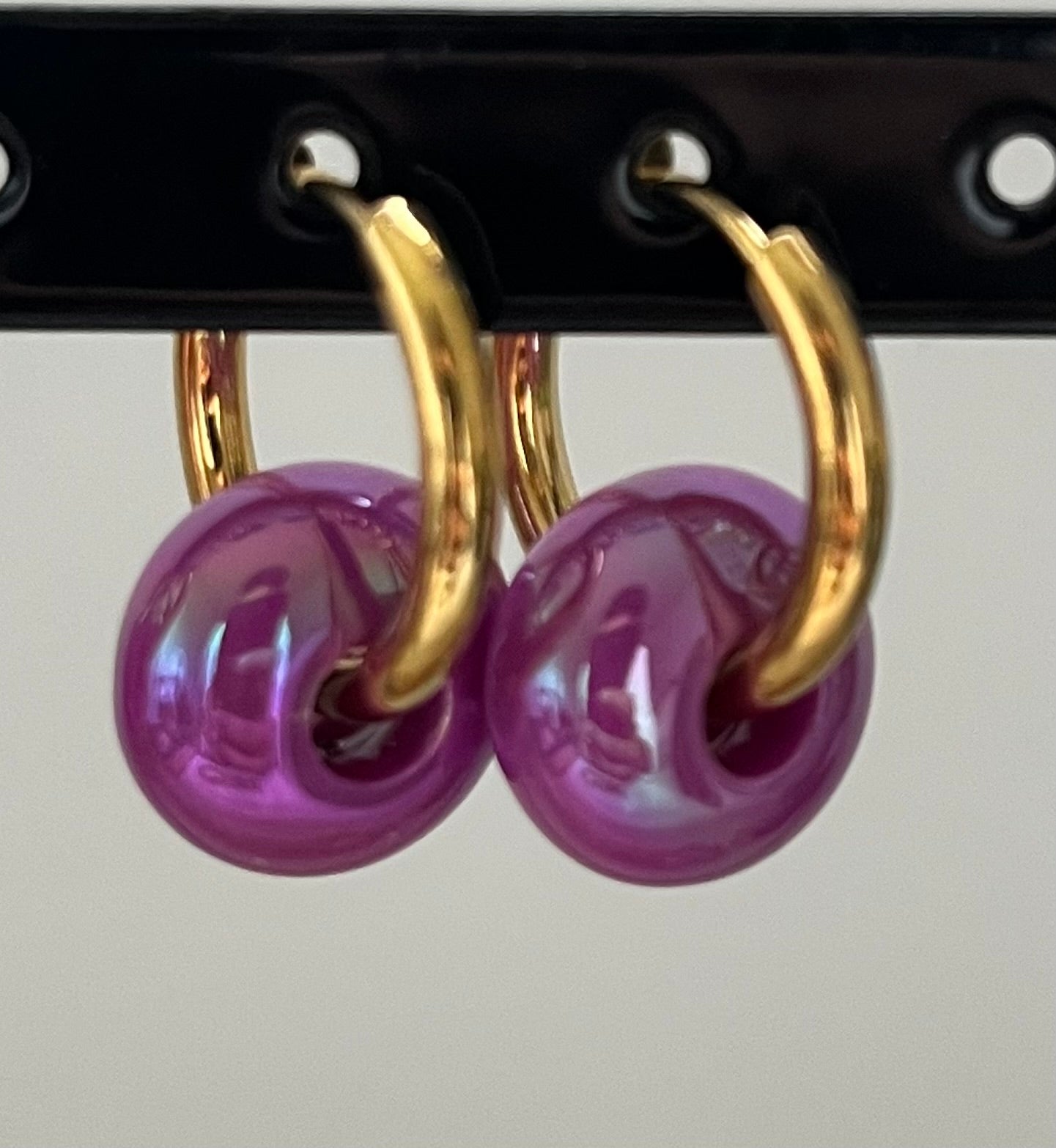 Boucles perles violet foncé chromées