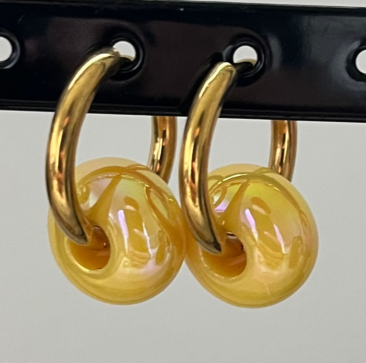 Boucles perles jaune chaud chromées