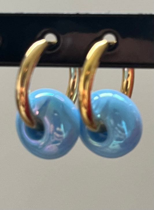 Boucles perles bleu ciel chromées