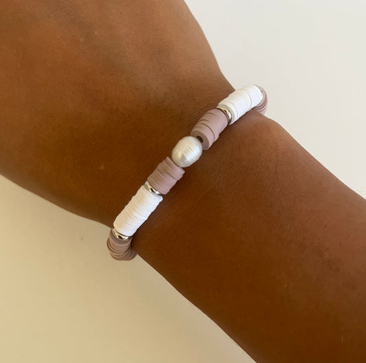 Bracelet rose poudré et blanc avec perle naturelle